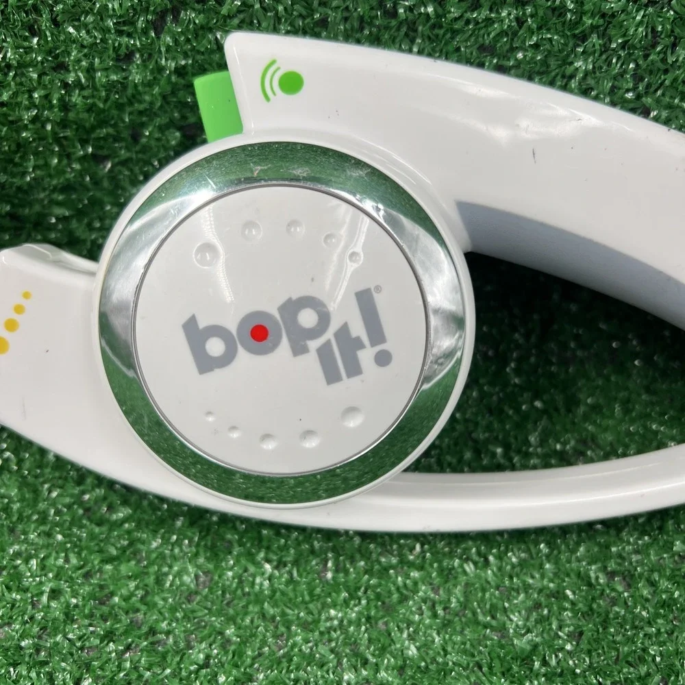 Hasbro Bop It!‎ Electronic Game for Kids 2008 01091